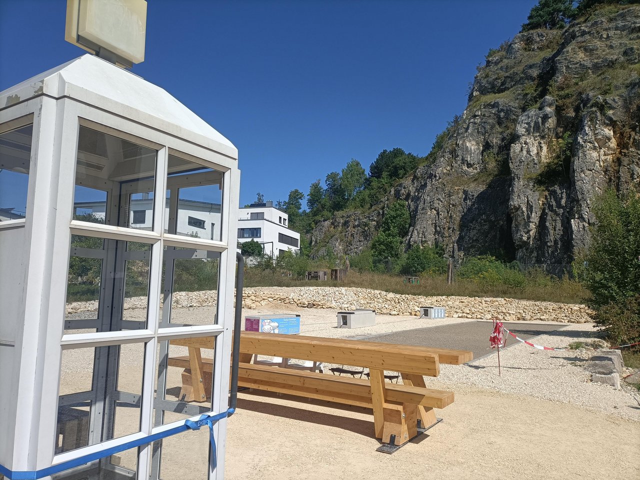 Einige Elemente, darunter eine Büchertelefonzelle und eine Vesperbank, stehen schon. Fotonachweis: Stadt Blaustein